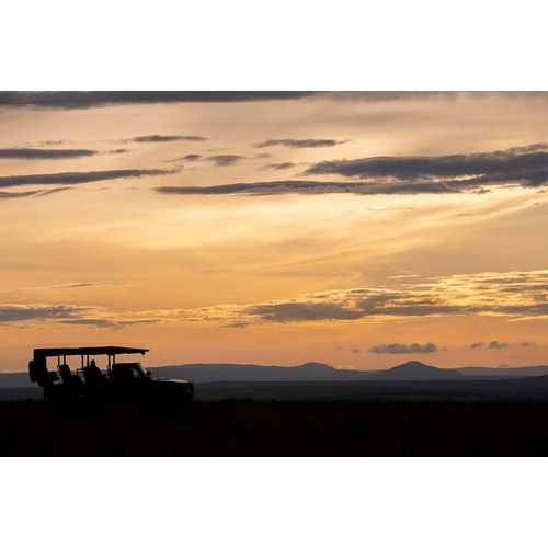 Hopkins, Cindy Miller 아티스트의 Africa-Kenya-Northern Serengeti Plains-Maasai Mara-Mara sunrise with safari jeep silhouette작품입니다.